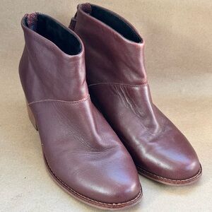 TOMS Leila Stacked Heel Oxblood Burgundy Full Grain Leather Ankle Bootie. Size 8